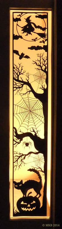 Halloween Türdekoration umgesetzt mit einem XXL Fensterbild - angebracht neben Eingangstür