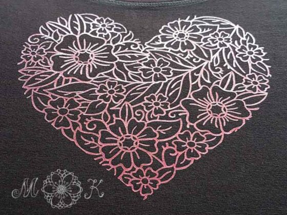 Plotterdatei Blumenherz aus rosa Flexfolie auf schwarzem Shirt - miriamkreativ