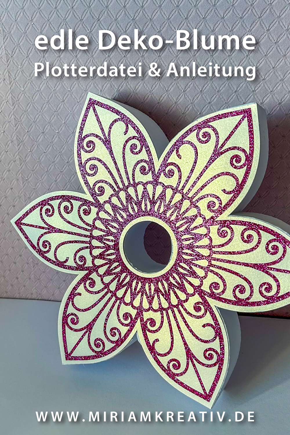 Weiße Papierblume mit pinkem Glitzermotiv, gestaltet mit der Plotterdatei Deko-Blume Maren und dem Folienmotiv Schnörkel-Blume (SVG), Kundenfoto von Henriette
