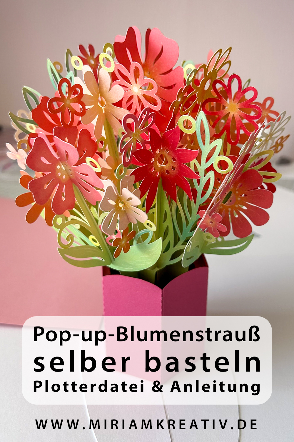 Pop-up-Blumenstrauß aus Papier in Rosa und Orange, umgesetzt mit der Plotterdatei Pop-up-Blumenstrauß (SVG) – Kundenfoto von Henriette