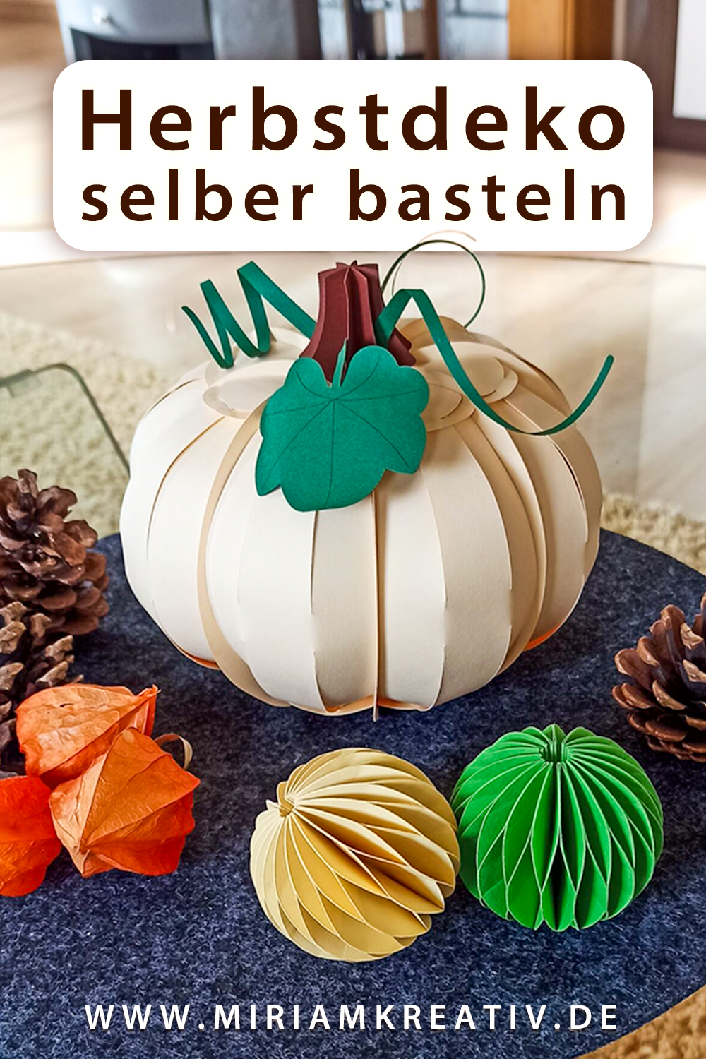 Papierkürbis in Weiß mit grünem Blatt und Ranken aus der Plotterdatei Deko-Kürbis ohne Kleben (SVG), kombiniert mit bunten Papier-Waben-Kugeln 5 cm und Tannenzapfen, Kundenfoto von Verena