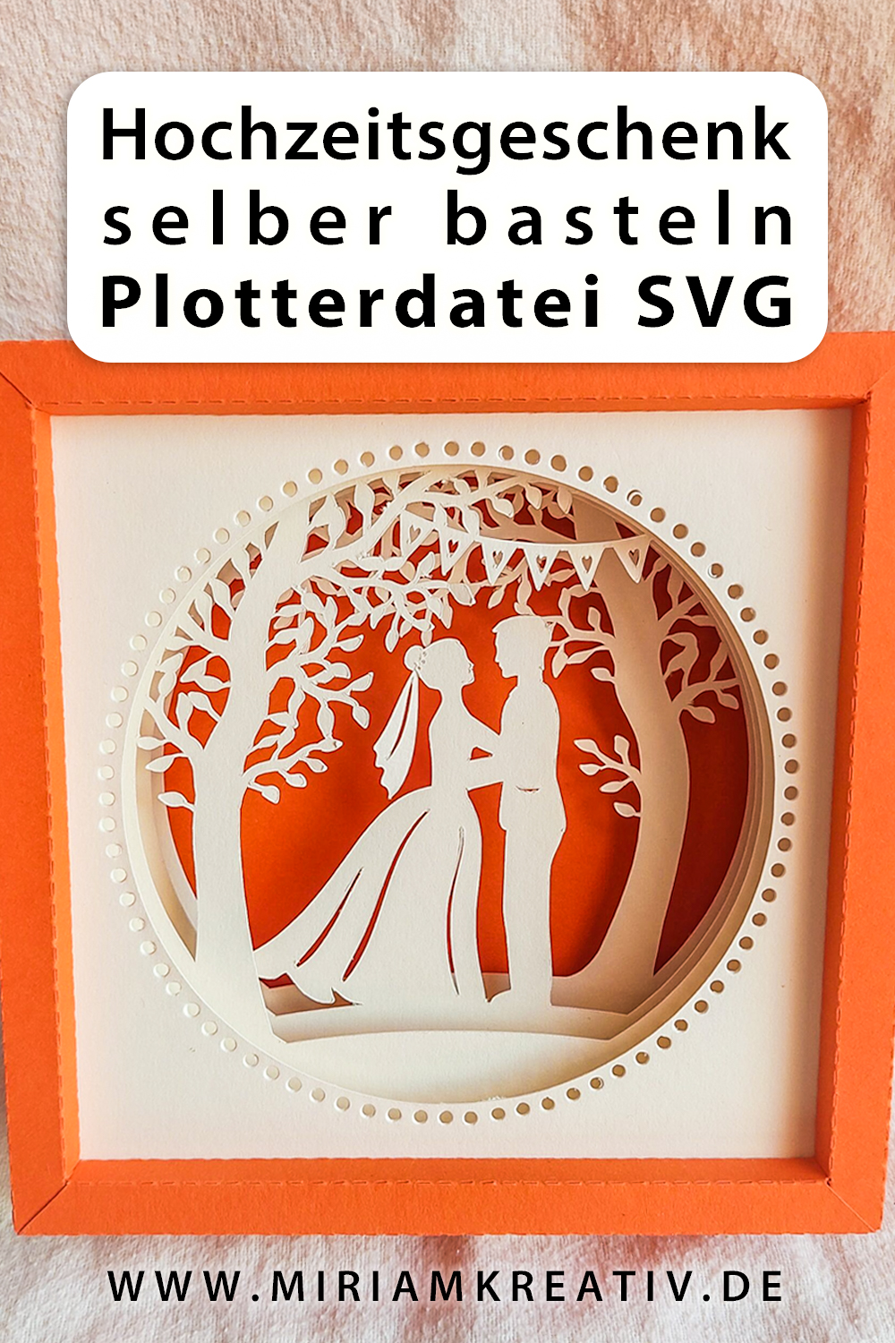 Tunnelkarte mit Brautpaar unter Bäumen aus der Plotterdatei (SVG), gestaltet als Hochzeitskarte, Kundenfoto von Marina